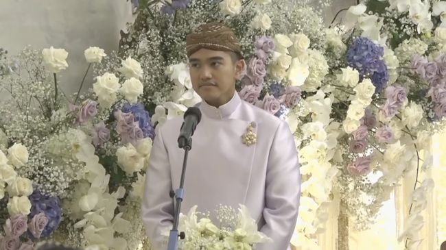 Gibran Rakabuming Raka memperkenalkan Kaesang ke keluarga Erina Gudono saat malam midodareni sebagai sosok yang slengean, tapi baik hatinya.