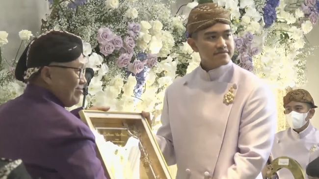 Keluarga Erina Gudono menyampaikan wejangan kepada Kaesang Pangarep dalam upacara malam midodareni hari ini, Jumat (9/12).