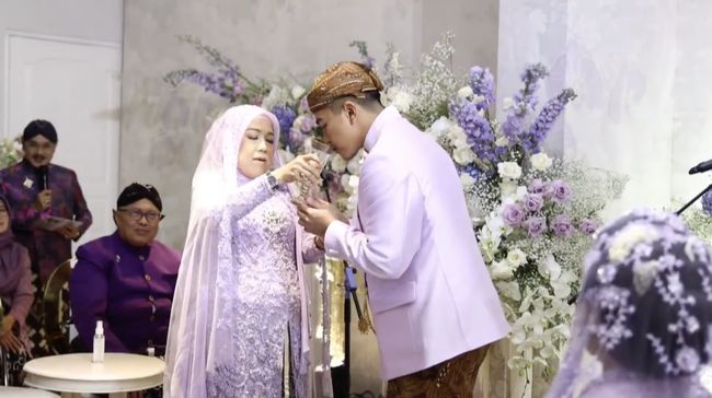 Upacara malam midodareni pernikahan Kaesang Pangarep dan Erina Sofia Gudono berakhir ditandai dengan penyerahan kancing gelung.