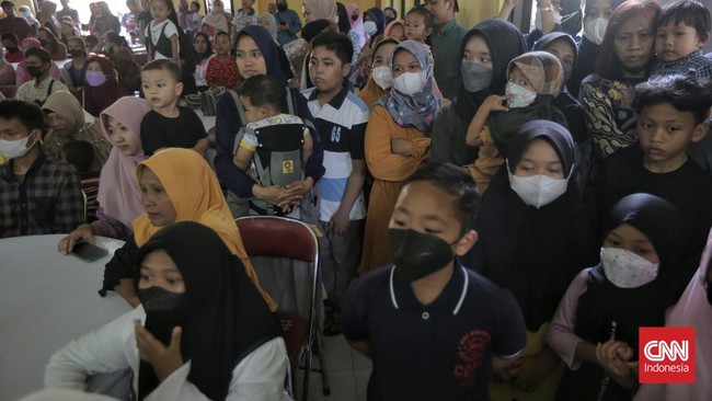 Warga berkumpul di sekitar Pendopo Ambarrukmo, DIY, hingga menggelar nonton bareng dalam menyambutr pernikahan Kaesang-Erina.