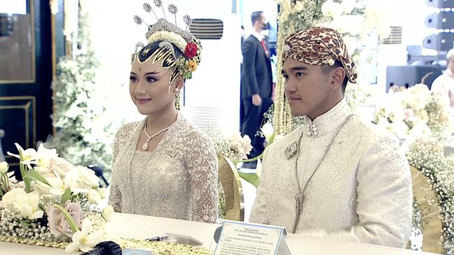 Kaesang Pangarep dan Erina Gudono resmi menikah dan menjadi suami dan istri, usai ijab kabul yang dilangsungkan di Pendopo Agung Ambarrukmo, Sabtu (10/12).