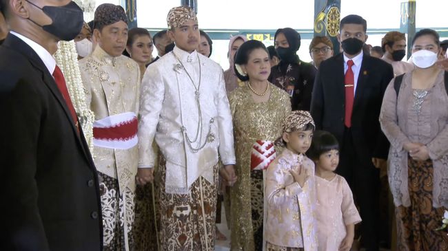 Jan Ethes beraksi bak Paspampres dengan 'mengawal' Presiden Jokowi saat menghadiri pernikahan Kaesang dan Erina hari ini, Sabtu (10/12). 