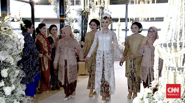 Erina Gudono tampil dengan kebaya putih rancangan Biyan Wanaatmadja dalam prosesi akad nikahnya dengan Kaesang Pangarep di Sleman, Yogyakarta, Sabtu (10/12).