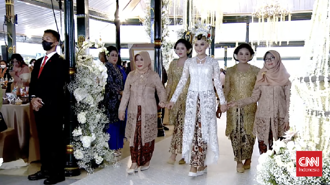 Erina Gudono tiba di Pendopo Agung Royal Ambarrukmo dengan menggunakan kereta kencana.