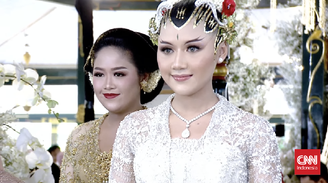 Setelah berhari-hari bimbang, Erina Gudono akhirnya memilih konsep tata rias paes ageng Yogyakarta dalam akad nikahnya dengan Kaesang Pangarep, Sabtu (10/12).