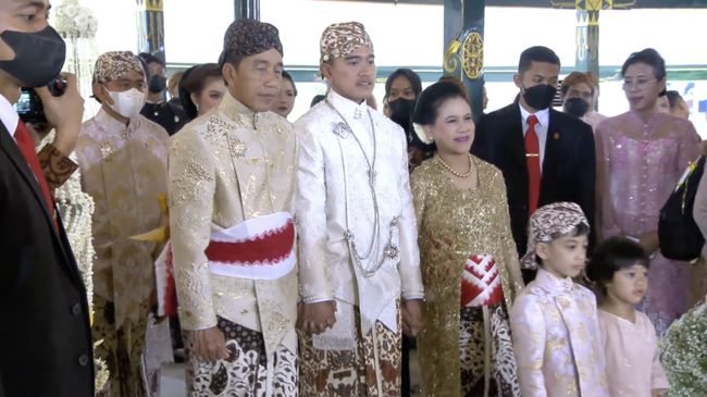 Presiden Jokowi mengenakan busana surjan dalam akad nikah Kaesang Pangarep - Erina Gudono di Pendopo Ambarrukmo, Yogyakarta, Sabtu (10/12).