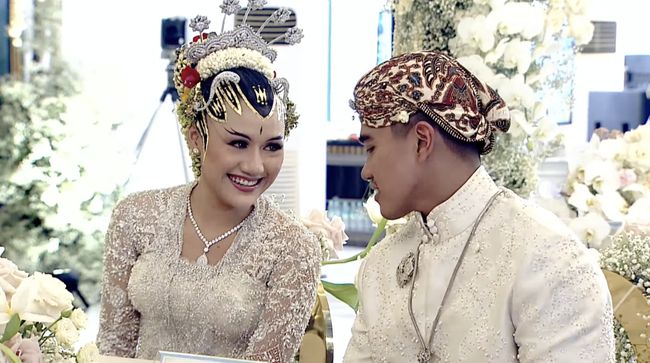 Dalam prosesi akad nikahnya dengan Kaesang Pangarep, Erina Gudono tampil dengan konsep riasan paes ageng Yogya. Apa sebenarnya paes ageng Yogya?