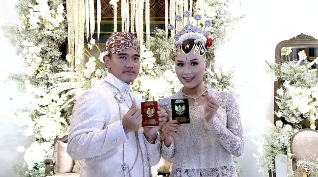 Usai prosesi ijab kabul, pasangan Kaesang Pangarep dan Erina Gudono memamerkan buku nikahnya sembari memperlihatkan love sign ke arah kamera.
