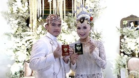 Pamer Buku Nikah, Kaesang-Erina Beri 'Love Sign'