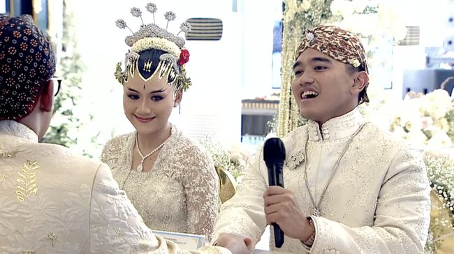 Kaesang terlihat begitu lega setelah lancar ijab kabul untuk menikah dengan Erina Gudono hari ini, Sabtu (10/12).