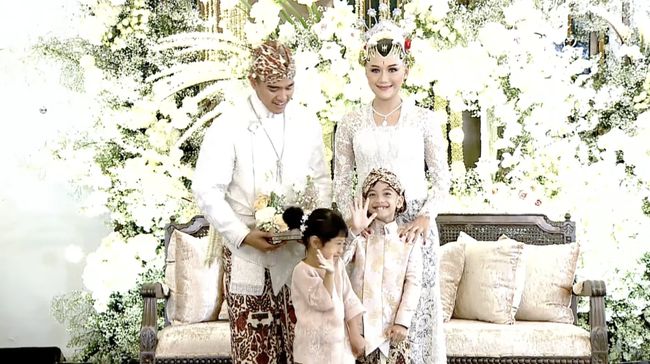 Cucu Presiden Joko Widodo Jan Ethes dan Sedah Mirah tampil menggemaskan dengan seragam keluarga saat antar cincin pernikahan Kaesang dan Erina.