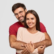 5 Alasan Perempuan Memilih Pria Lebih Tua Sebagai Pasangannya