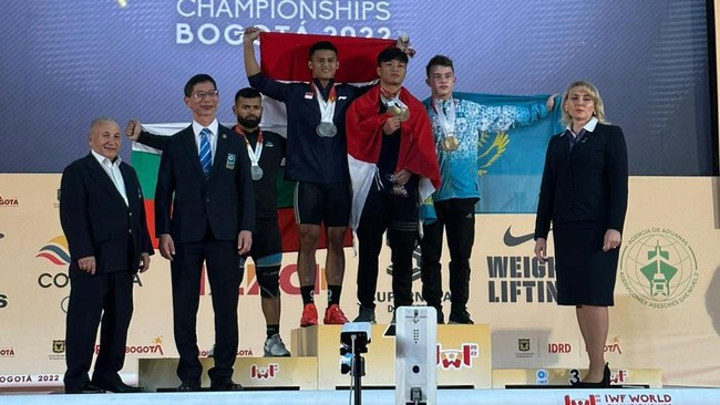 Rahmat Erwin Abdullah dan Rizki Juniansyah menunjukkan dominasi mereka di kelas 73kg Kejuaraan Angkat Besi 2022 yang berlangsung di Bogota, Kolombia.