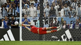 Emi Martinez Buat Argentina Percaya Diri Hajar Kroasia di Adu Penalti