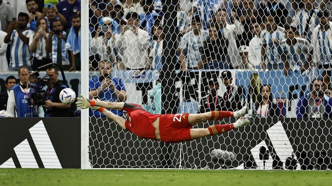 Sosok Emiliano Martinez di bawah mistar gawang membuat pemain Argentina percaya diri menghadapi Kroasia.