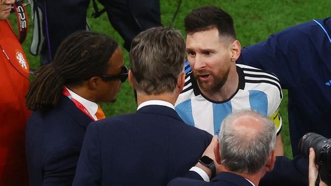 Messi chats with Van Gaal after the hot match between the Netherlands and Argentina