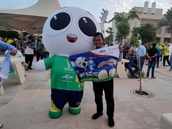 Ekspresi Suporter Brasil-Argentina Saat Diberi Mochi