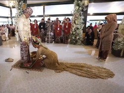 Erina Basuh Kaki Kaesang Pakai Air Bunga Setaman, Ini Maknanya