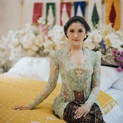 Erina Gudono Tampil Anggun Dalam Balutan Kebaya Warna Hijau dan Lilac Saat Prosesi Siraman