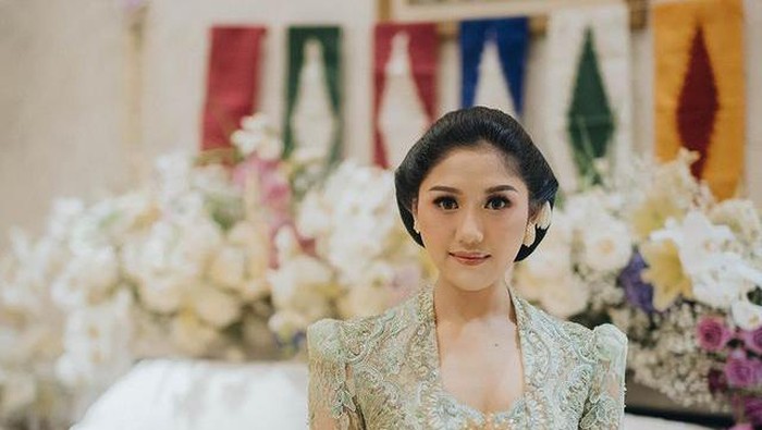 img-title Erina Gudono Tampil Anggun Dalam Balutan Kebaya Warna Hijau dan Lilac Saat Prosesi Siraman