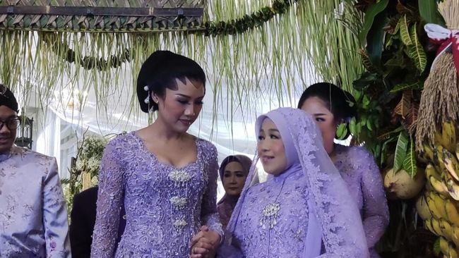 Desainer mengungkapkan detail konsepkebaya ungu yang dikenakan Erina Gudono, calon istri Kaesang Pangarep, saat midodareni, Jumat (9/12).