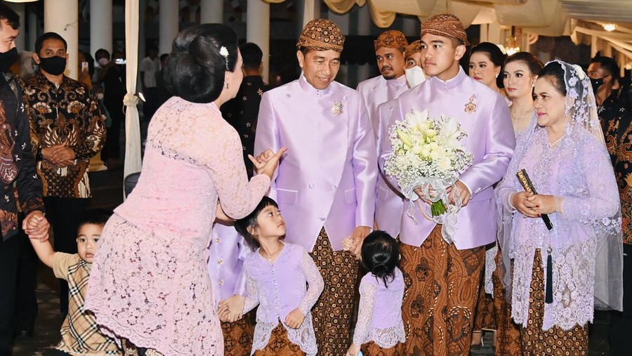 Gaya Keluarga Jokowi saat Midodareni