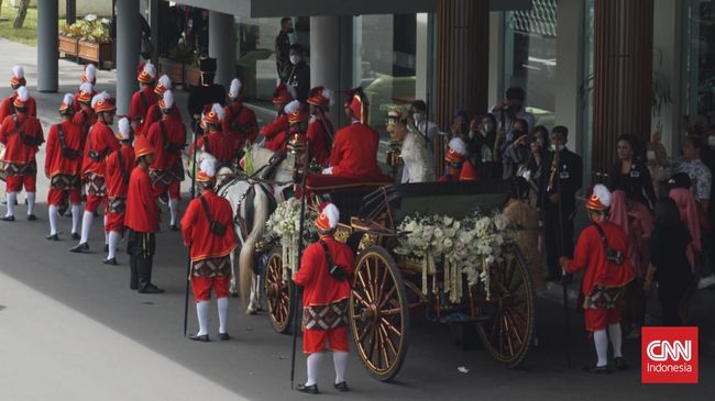 Gending Ratadedali mengiringi keberangkatan Erina Gudono ke lokasi akad nikah dengan Kaesang Pangarep di Pendopo Ambarrukmo, DIY.