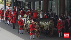 Penampakan Bregada ala Keraton, Pengiring Erina ke Lokasi Akad