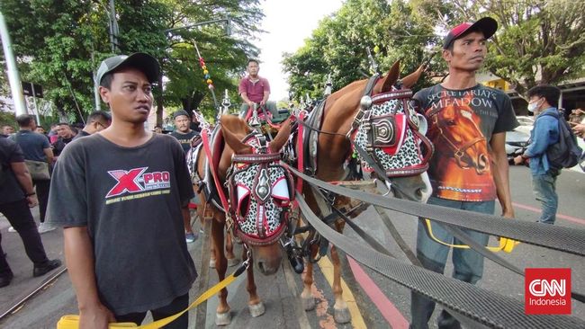 Panitia pernikahan Kaesang Pangarep dan Erina Gudono menggelar gladi kirab budaya jelang pelaksanaan prosesi tersebut pada Minggu (11/12) pagi.