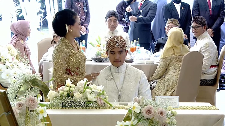 Iriana, istri Presiden Jokowi, mendatangi putranya, Kaesang Pangarep yang hendak menjalankan akad nikah di Pendopo Agung Kedaton Ambarrukmo, Royal Ambarrukmo (YouTube Presiden Joko Widodo) Iriana, istri Presiden Jokowi, mendatangi putranya, Kaesang Pangarep yang hendak menjalankan akad nikah di Pendopo Agung Kedaton Ambarrukmo, Royal Ambarrukmo (YouTube Presiden Joko Widodo)