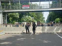 Jelang Demo Buruh, Jalan Medan Merdeka Barat Ditutup Kawat Berduri