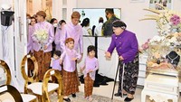 <p>Presiden Joko Widodo memboyong semua cucu-cucunya yang menggemaskan. Semuanya kompak mengenakan baju adat Jawa dengan nuansa warna ungu. (Foto: Tim Media Erina & Kaesang)</p>