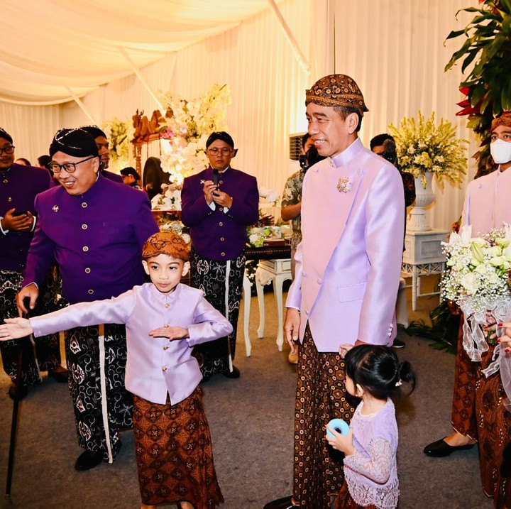 <p>Kehadiran Jan Ethes dan Sedah Mirah juga mengundang tawa para tamu dan wartawan yang hadir. Keduanya sempat berpura-pura menjadi penyambut tamu saat datang bersama keluarganya. (Foto: Tim Media Erina & Kaesang)</p>