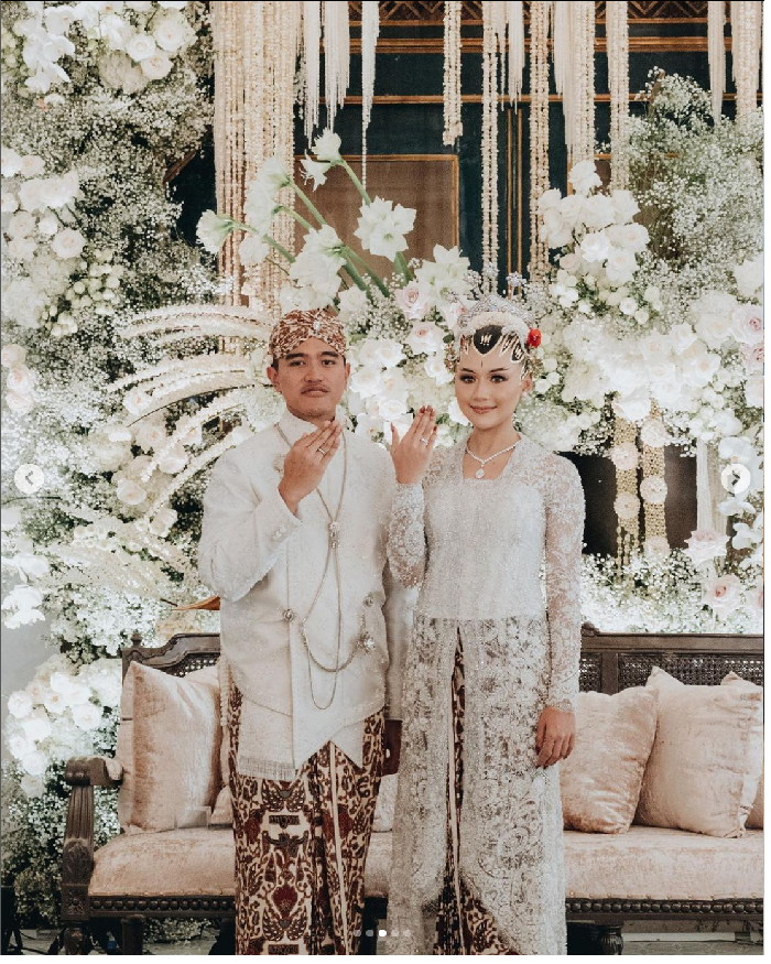 Untuk acara akad pernikahan, Erina Gudono memakai kebaya putih berhiaskan bordir yang elegan rancangan Biyan. Foto: Dok. Instagram Bride Story, Morden.co
