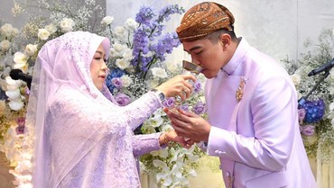 img-title Ibunda Erina Beri Kaesang Air Zamzam Saat Upacara Malam Midodareni