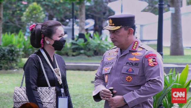 Kapolri Listyo Sigit dan Erick Thohir mengecek pengamanan final pernikahan Kaesang Pangarep dan Erina hari ini, Sabtu (10/12). 