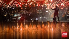 FOTO: Orkestra Dewa 19 Buai Nostalgia di Jakarta