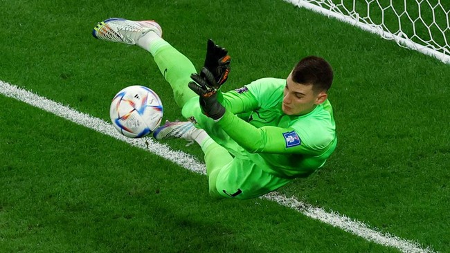 Dominik Livakovic jadi bintang kemenangan Kroasia saat menyingkirkan Brasil pada perempat final Piala Dunia 2022.