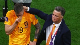 img-title 2 Kali Van Gaal Gigit Jari Kalah Adu Penalti Lawan Messi