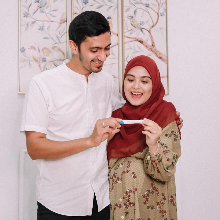 <p>Vebby dan Razi mengumumkan kehamilan kedua melalui Instagram. Ia memposting foto tengah memegang hasil test pack positif bersama sang suami.(Foto :Instagram:@vebbypalwinta )</p>