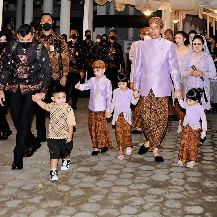 <p>Saat datang ke kediaman calon menantunya, Jokowi terlihat menggenggam tangan kedua cucunya, Sedah Mirah dan La Lembah Manah. Sementara kedua cucu laki-lakinya tampak berada di sisi Jokowi. (Foto: Tim Media Erina & Kaesang)</p>