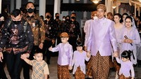 <p>Saat datang ke kediaman calon menantunya, Jokowi terlihat menggenggam tangan kedua cucunya, Sedah Mirah dan La Lembah Manah. Sementara kedua cucu laki-lakinya tampak berada di sisi Jokowi. (Foto: Tim Media Erina & Kaesang)</p>