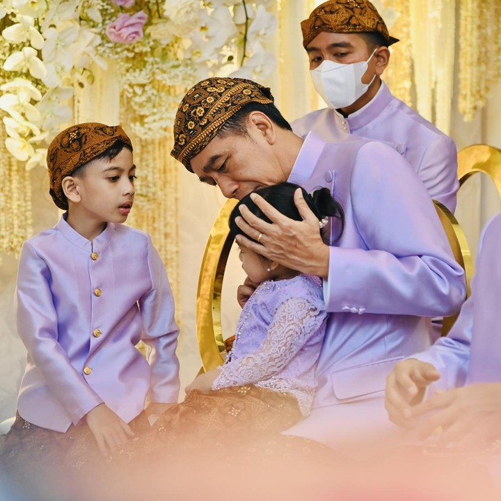 <p>Sepanjang acara, cucu-cucu Jokowi ini tampak kompak lho, Bunda. Mereka ikut dalam prosesi midodareni di kediaman Erina Gudono. (Foto: Tim Media Erina & Kaesang)</p>