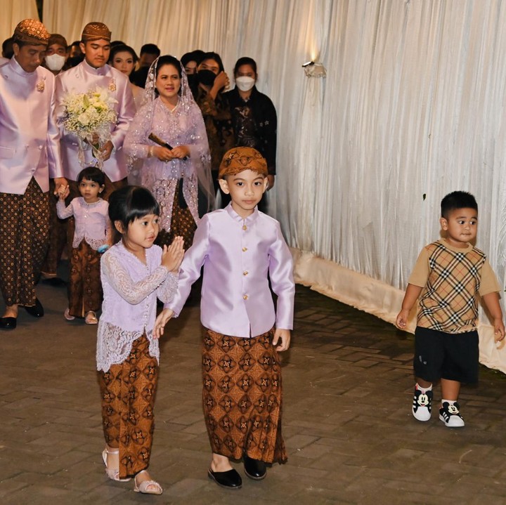 <p>Keempat cucu Jokowi ini selalu hadir menemani orang tuanya di beberapa rangkaian acara jelang pernikahan Kaesang dan Erina. Sebelumnya, mereka juga hadir di acara siraman Kaesang, Bunda. (Foto: Tim Media Erina & Kaesang)</p>
