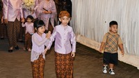 <p>Keempat cucu Jokowi ini selalu hadir menemani orang tuanya di beberapa rangkaian acara jelang pernikahan Kaesang dan Erina. Sebelumnya, mereka juga hadir di acara siraman Kaesang, Bunda. (Foto: Tim Media Erina & Kaesang)</p>