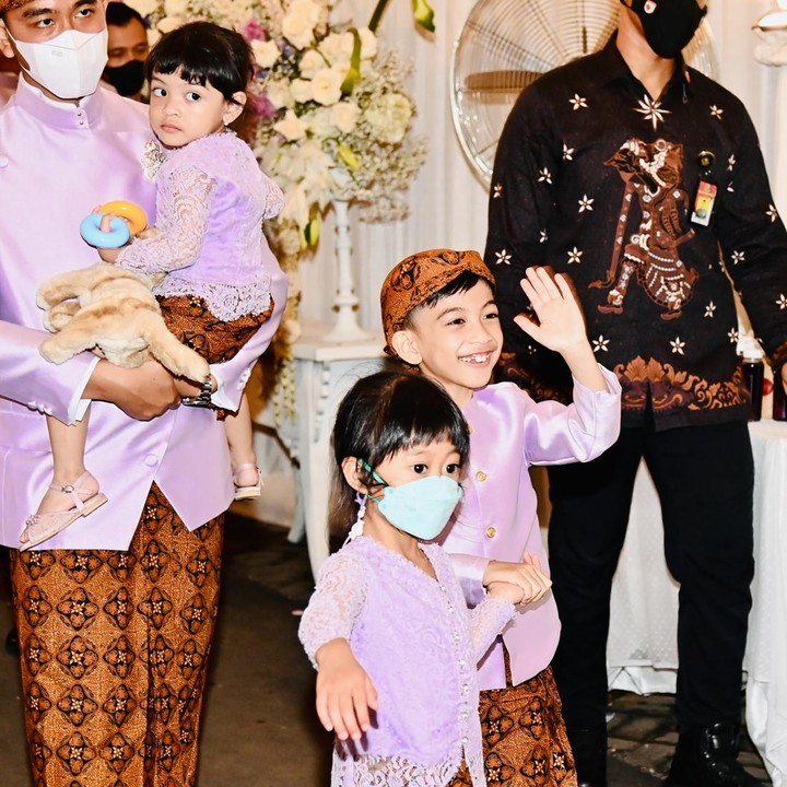 <p>Acara midodareni menjelang pernikahan Kaesang Pangarep dan Erina Gudono berlangsung pada Jumat (9/12/22). Salah satu yang menarik perhatian di acara ini adalah kehadiran cucu-cucu Presiden Joko Widodo (Jokowi), Bunda. (Foto: Tim Media Erina & Kaesang)</p>