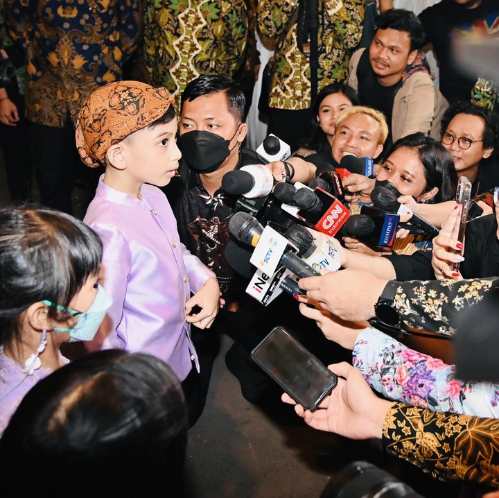 <p>Salah satu momen yang cukup viral adalah saat Presiden Jokowi meminta kedua cucunya, Jan Ethes dan Sedah Mirah untuk bicara di depan media. Jokowi bergurau dan mengatakan kedua cucunya adalah juru bicara keluarga. (Foto: Tim Media Erina & Kaesang)</p>