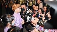 <p>Salah satu momen yang cukup viral adalah saat Presiden Jokowi meminta kedua cucunya, Jan Ethes dan Sedah Mirah untuk bicara di depan media. Jokowi bergurau dan mengatakan kedua cucunya adalah juru bicara keluarga. (Foto: Tim Media Erina & Kaesang)</p>