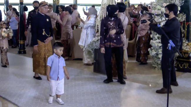 Cucu Presiden Jokowi, Panembahan Al Nahyan menolak pakai beskap saat akan menghadiri akad nikah Kaesang Pangarep dan Erina Gudono.