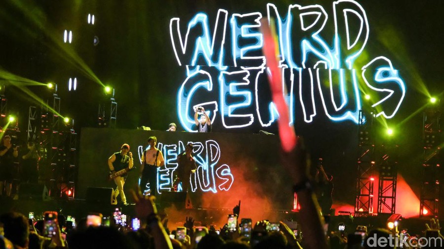 Penampilan Weird Genius di DWP 2022 Weird Genius yang beranggotakan Reza Arap, Eka Gustiwana, dan Gerald Liu tampil di DWP di JIExpo Kemayoran, Jakarta, Sabtu (10/12/2022).